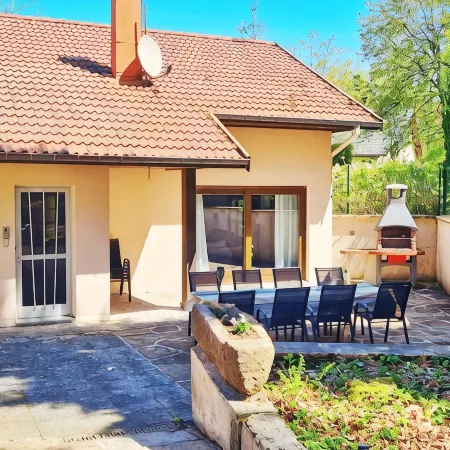 Vacation home (up to 15 pers, sauna, 7 rooms, 6 bathrooms, dogs allowed, garage