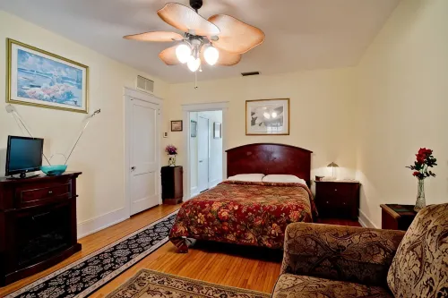Small Studio Condo -Private Balcony -Free Parking - Homestays