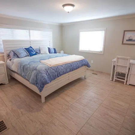 Relax in the Dolphin Retreat! Waterfront house with dock and kayaks.