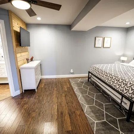 Farmhouse by the Lake with FAST Fiber Internet + Washer/Dryer!