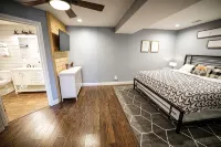 Farmhouse by the Lake with FAST Fiber Internet + Washer/Dryer! - Parvekkeita
