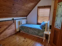 Remote, Modern, Cozy Cabin on 12 acres; Only 2.5 Miles from Traveler's Rest! - Hytter
