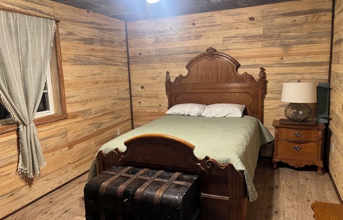 Honey Springs Cabin- restored historic cabin 12 minutes from Lake of the Ozarks