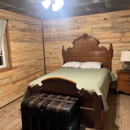 Honey Springs Cabin- restored historic cabin 12 minutes from Lake of the Ozarks
