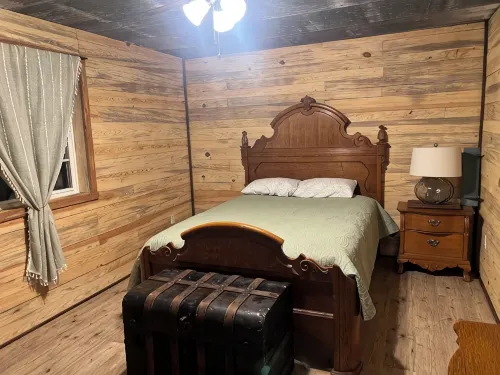 Honey Springs Cabin- restored historic cabin 12 minutes from Lake of the Ozarks - Hytter