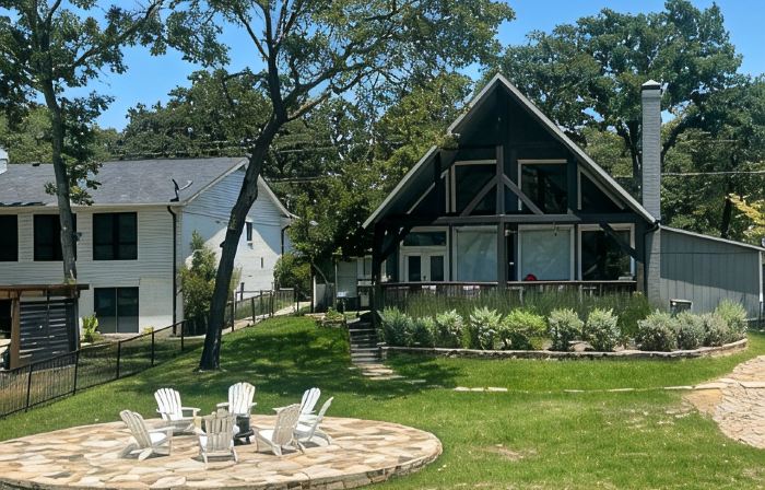 Luxury Lakefront @ Cedar Creek. Private luxury heated pool and Hot Tub!
