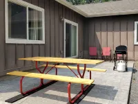 Spacious Western Home on 2 acres in the Pines close to Crater Lake - 3성급