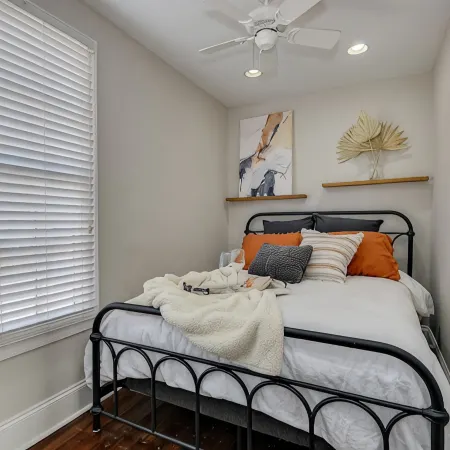 Stovall #4 | Stylish 1 bedroom with private free parking