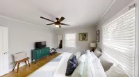 Charming Corner. 1 Block from Tulsa Expo! Big Yard. Dog Friendly! - 홈스테이