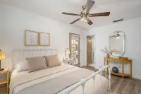 Beachie Cottage with luxury Spa, steps to the beach. - Country Houses
