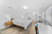 Walk to Beach. Beautifully Renovated 3BR, 2BA Home w/Outdoor Shower & Grille - 무료 와이파이