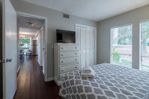Newly Renovated Lakeview Condo Complex First Floor Oasis! -  Habitaciones en casas particulares