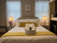 Downtown Summerville Historic District Studio - Boutique