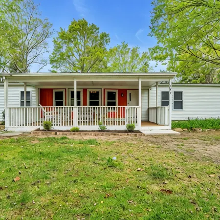 Secluded Home "Behind The Vines SLEEPS 22 on over an acre!