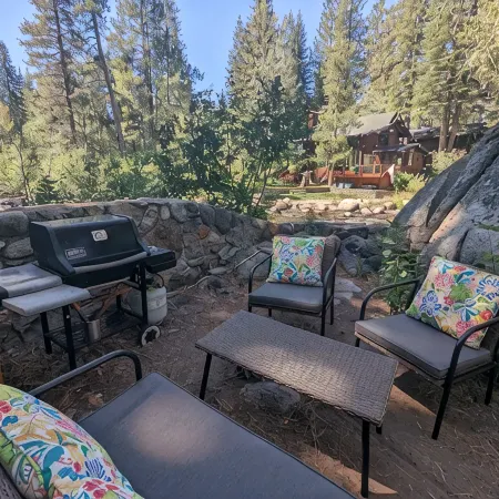 Riverfront Cottage 5 Minutes from Palisades Tahoe 10 minutes to Lake Tahoe