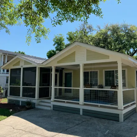 Walk to Beach & 7 Restaurants. Our 1950’s 3 Bed & 2 Bath Cottage is Fantastic!