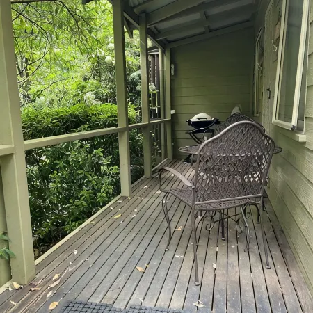 Self contained cottage in 8 acres of amazing gardens adjoining the Ovens River