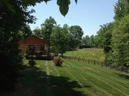 Your Mayberry Get-a-Way Cabin- Only 6 Miles from Downtown Mount Airy - Alppimaja