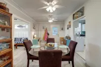 Super Cute Coastal Bend Cottage! Book Your July & August 2026 Summer Vacay Soon! - Homestays
