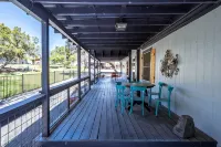 Luxury WATERFRONT home with HEATED POOL AND SPA Sleeps 28+ - Uima-altaat