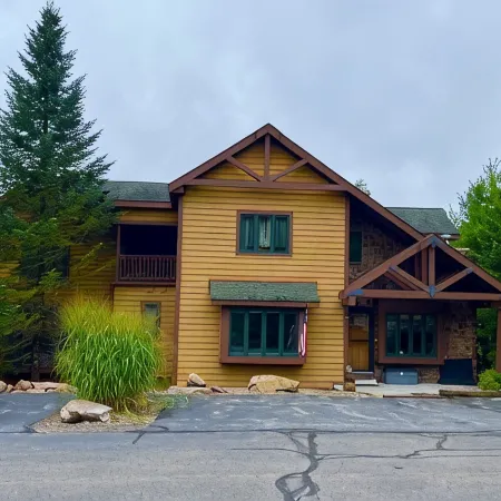 mountain cabin - walk/drive 2 Lake & SKI w/3 family rm/LINENS/HOTTUB/GAMES/GRILL