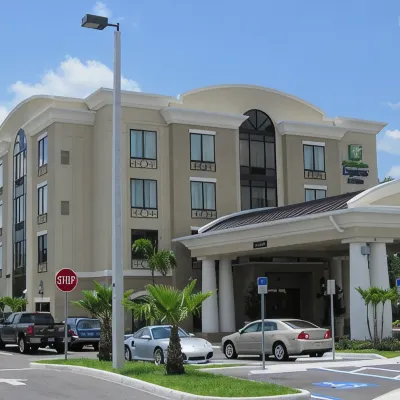 Holiday Inn Express & Suites TAMPA -USF-BUSCH GARDENS by IHG Отели рядом с достопримечательностью «Аквапарк Адвенчер-Айленд»