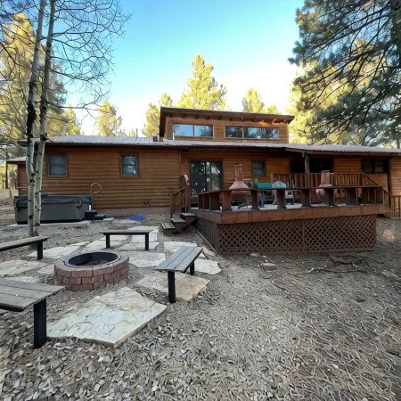 Newly Renovated, Near Country Club and Ski Resort, fiber internet & Hot tub*