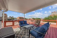 Walk to Magnolia • 2 Minutes to Baylor • Huge Private Balcony • King Beds - 精品
