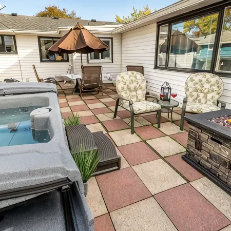 Quiet Suburban Home Minutes from Airport, Niagara Falls + all major attractions.