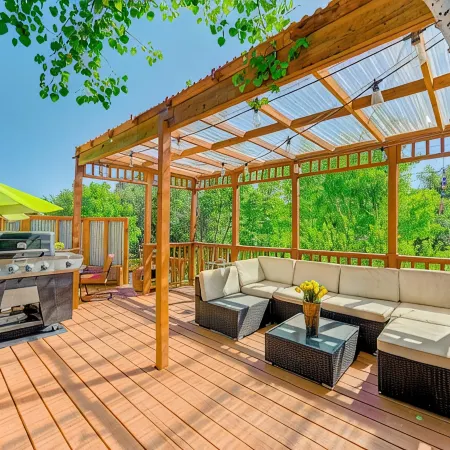 Serene Rustic Haven, Huge Yard & Decks , ZenDen