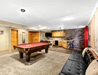 BEAUTIFUL VERY SPACIOUS home in heart of Branson - Hot Tub, Game Room,Large Yard - Bungalows