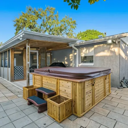 Sunny Escape in Pinellas Park