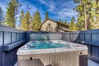 Luxury Sunriver Lodge, 3 King Suites, SHARC Passes, Hot Tub, EV, Sleeps 16! - ブティック