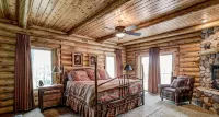 Luxury 7,500‑ Lakefront Lodge, Private Dock & Snowmobile Access - Wifi
