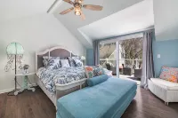 421 Irie: Simply Charming 2 Story COTTAGE!! Private Pool!! 1 Off Street Parking! - 5-Star