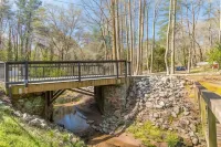 The Sweet Creek Luxurious Villas Hotels in East Point