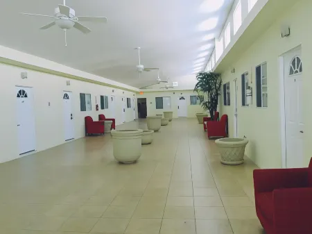 Europa Inn & Suites Отели рядом с достопримечательностью «Ту Банч Палмс Элементари Скул»