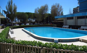 Central Flat, 130m from the Beach with Shared Pool