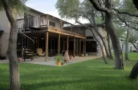 Live Oaks Bed and Breakfast Отели в г. Ювалде