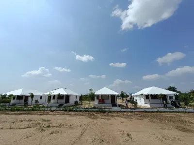 자와이 엠파이어 리조트 리바 스테이스 & 트레일스 주변 호텔