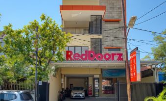 RedDoorz Syariah Near Airlangga University Campus B