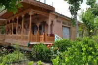 The Heritage Group of Houseboats