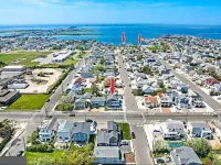 Awesome 5 Bed, 5 Bath, Heated Pool - Short Walk to the Beach! Hotels in Surf City