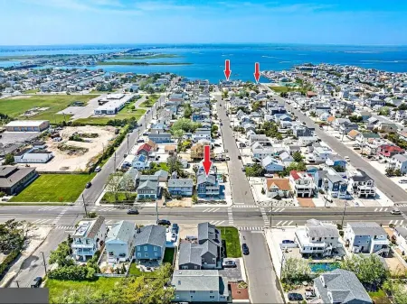 Awesome 5 Bed, 5 Bath, Heated Pool - Short Walk to the Beach!