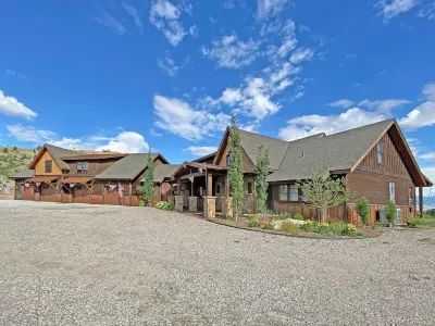 5 Star - Golden Eagle Loft Hotels near Norris Hot Springs