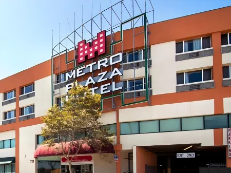 Metro Plaza Hotel Отели рядом с достопримечательностью «Holyland Exhibition»