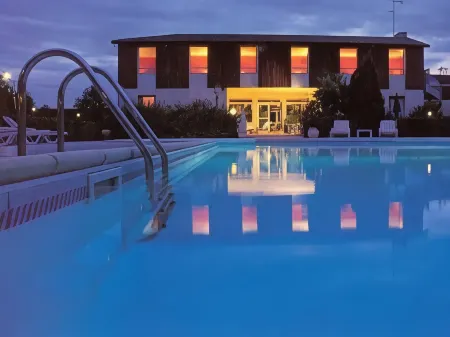 Logis Hôtels - le Pont Bernet - Hotel 2 étoiles et Restaurant Отели в г. Арсак