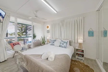 BEACH BELLE 2 BRM APARTMENT OPPOSITE BEACHFRONT Отели в г. Ейппун