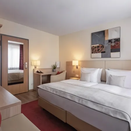 Garner Hotel HAMBURG - WANDSBEK MARKTPLATZ by IHG Отели рядом с достопримечательностью «Станция метро "Берне"»