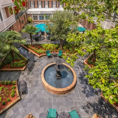 Best Western Plus French Quarter Courtyard Hotel Отели рядом с достопримечательностью «Сити-Парк»